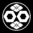 糸輪に二つ亀甲に花菱崩し